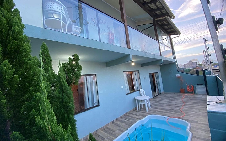 Sobrado com Piscina a 100m do Mar – Meia Praia, Na Sobrado